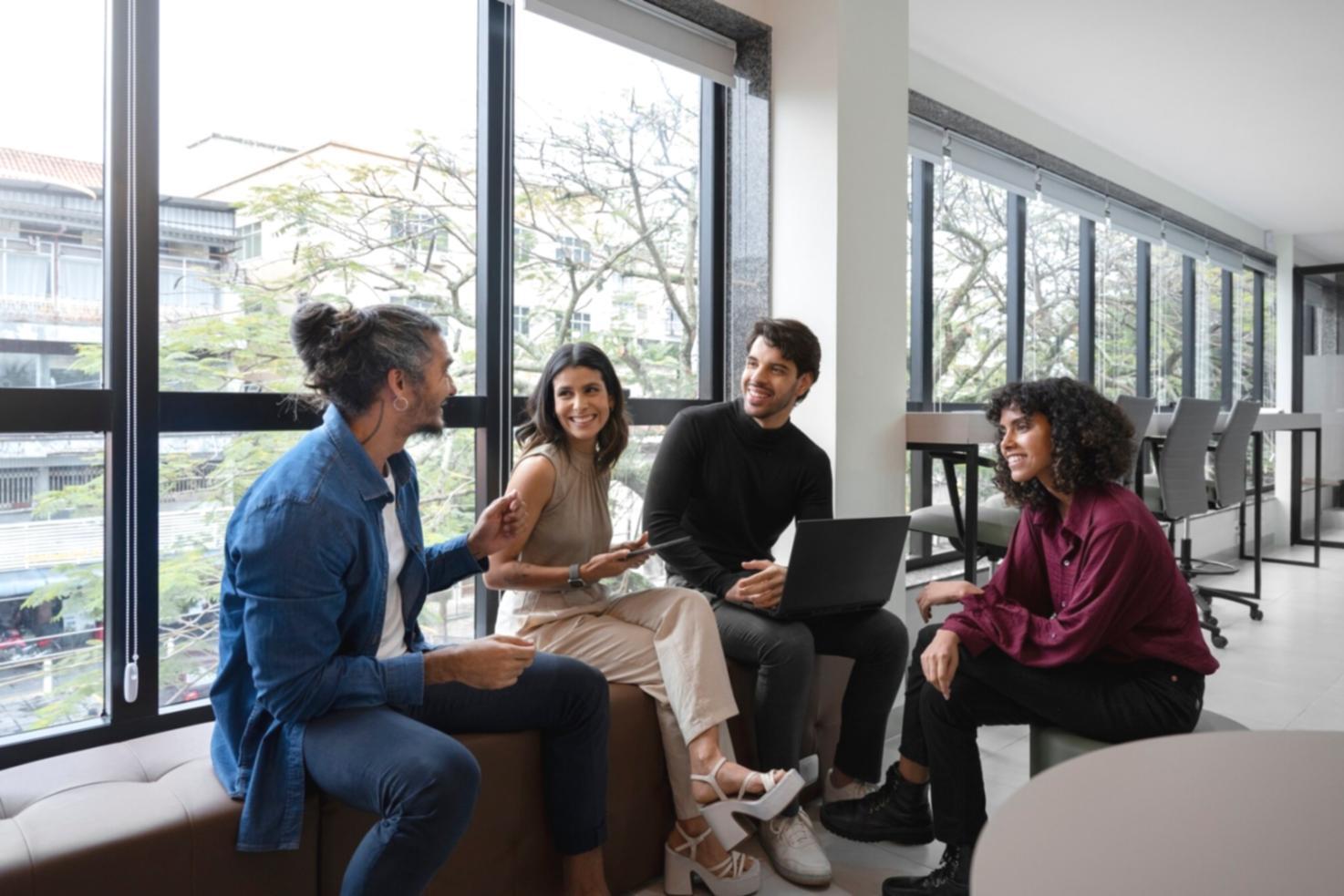 Profesionales analizando datos financieros en una moderna sala de reuniones